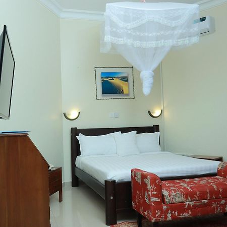 Mowicribs Hotel And Spa Entebbe Bagian luar foto