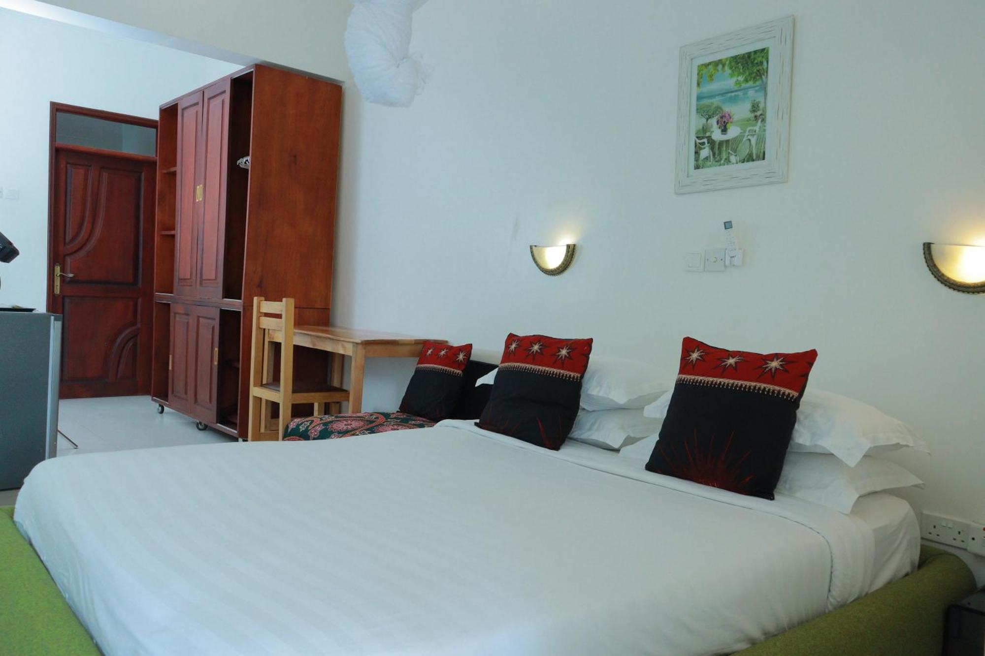 Mowicribs Hotel And Spa Entebbe Bagian luar foto