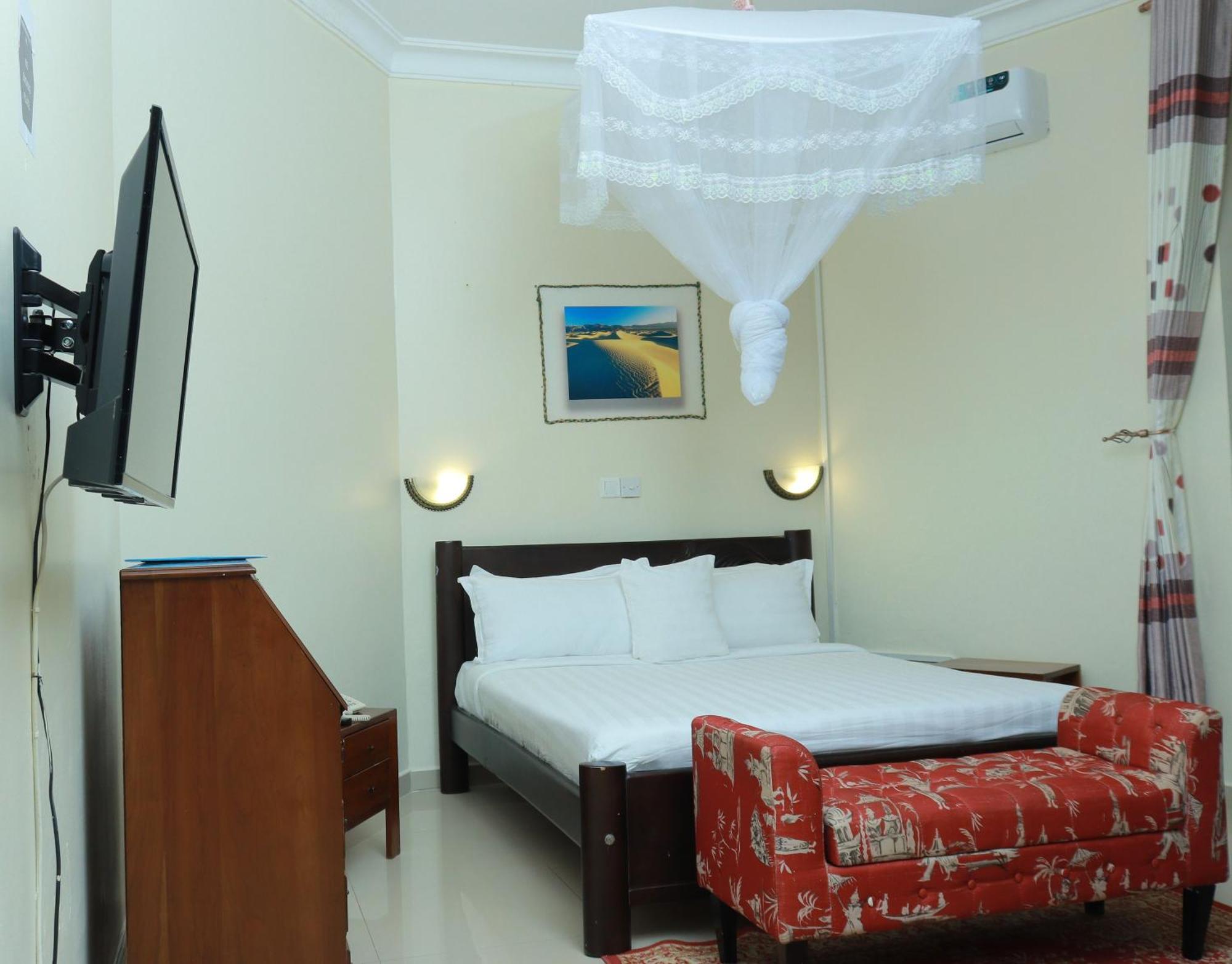 Mowicribs Hotel And Spa Entebbe Bagian luar foto