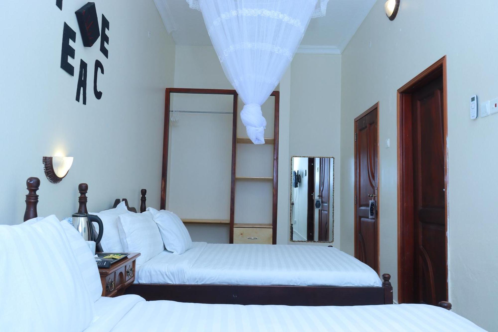 Mowicribs Hotel And Spa Entebbe Bagian luar foto