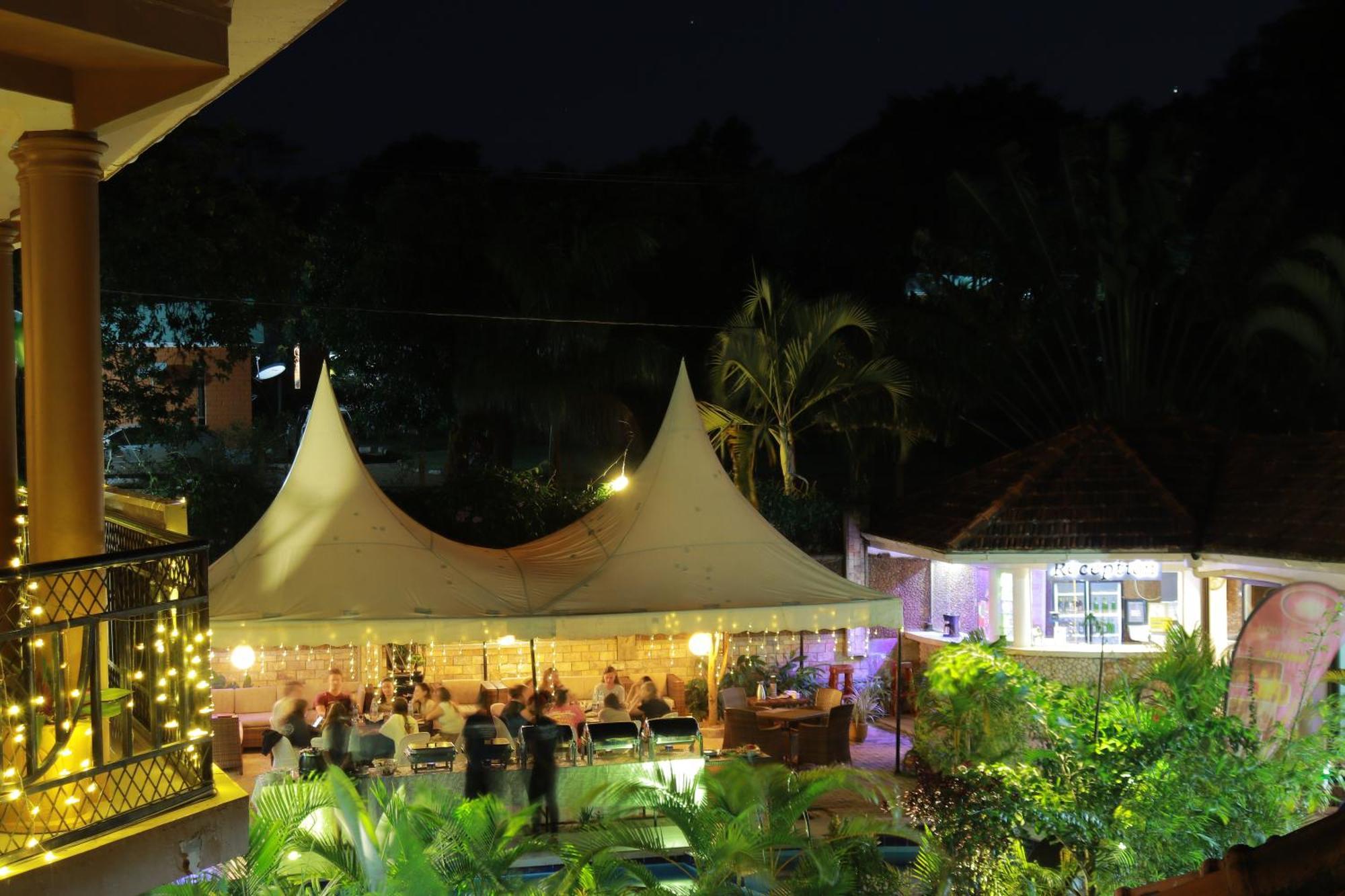 Mowicribs Hotel And Spa Entebbe Bagian luar foto
