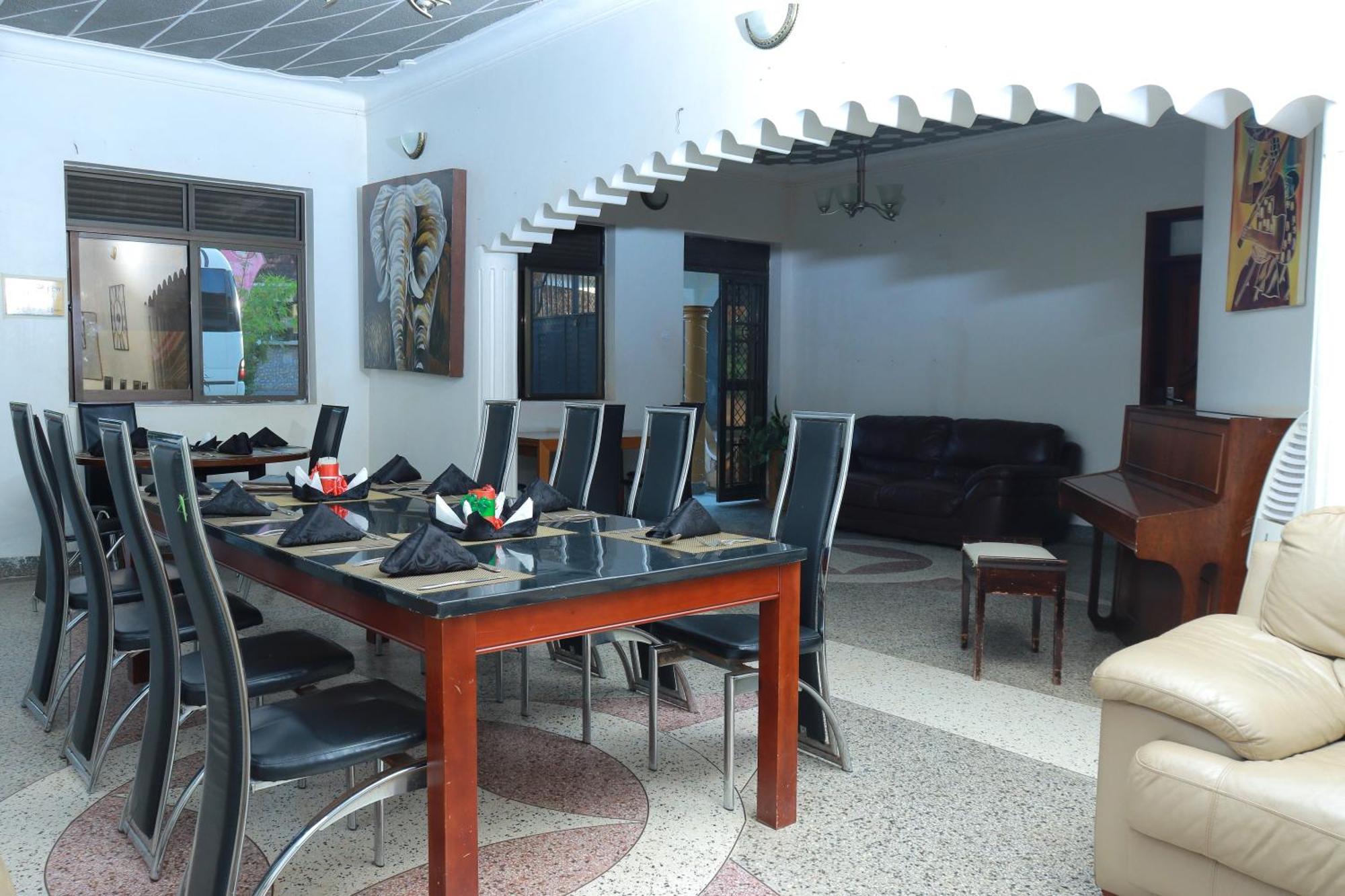 Mowicribs Hotel And Spa Entebbe Bagian luar foto