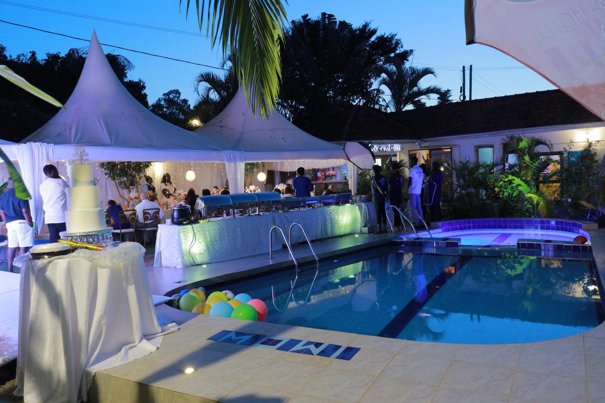 Mowicribs Hotel And Spa Entebbe Bagian luar foto