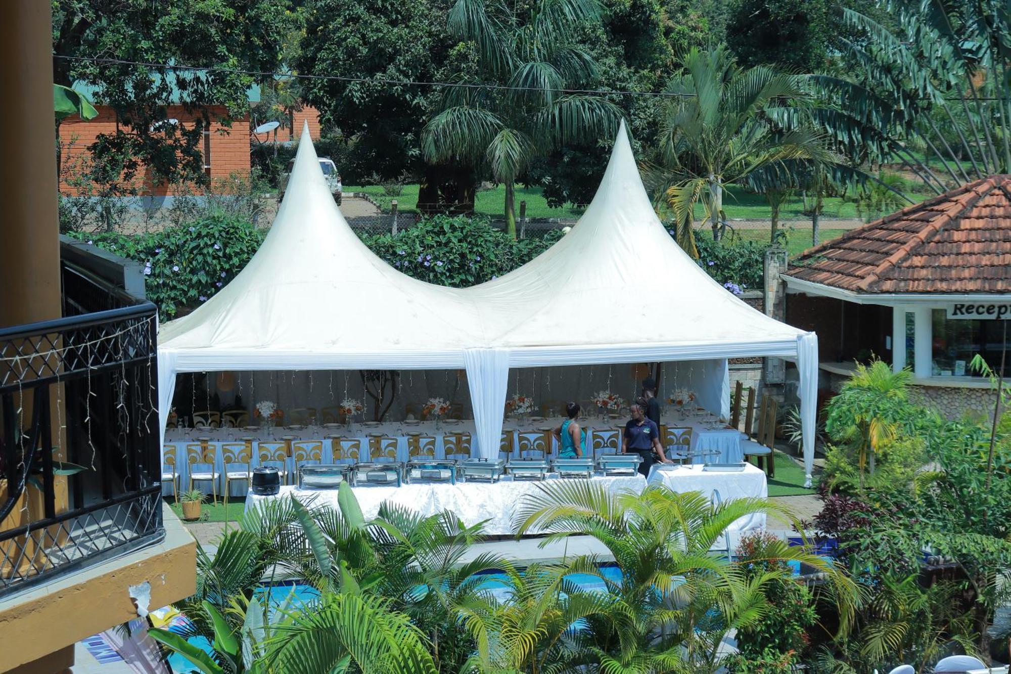 Mowicribs Hotel And Spa Entebbe Bagian luar foto