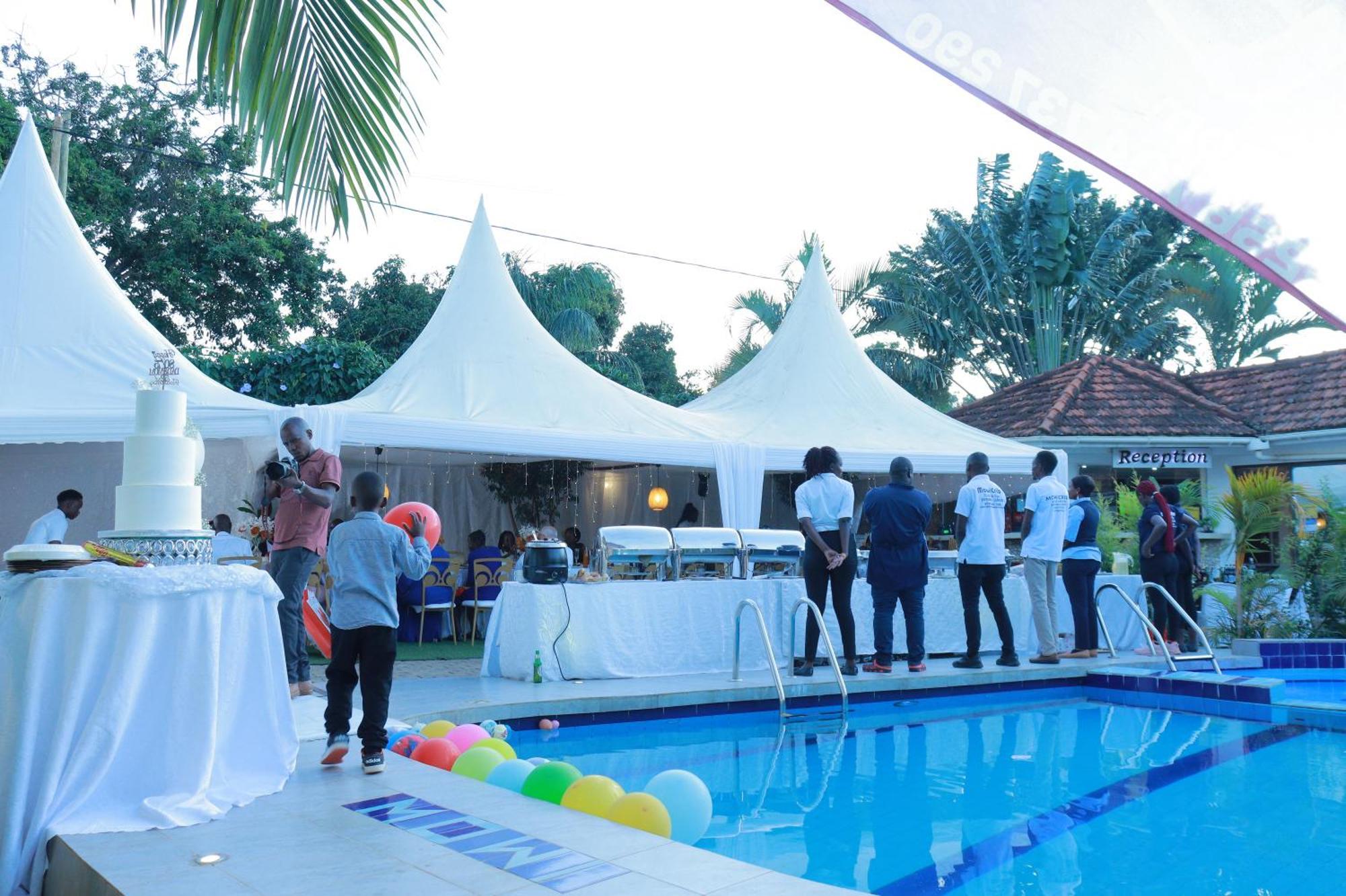 Mowicribs Hotel And Spa Entebbe Bagian luar foto