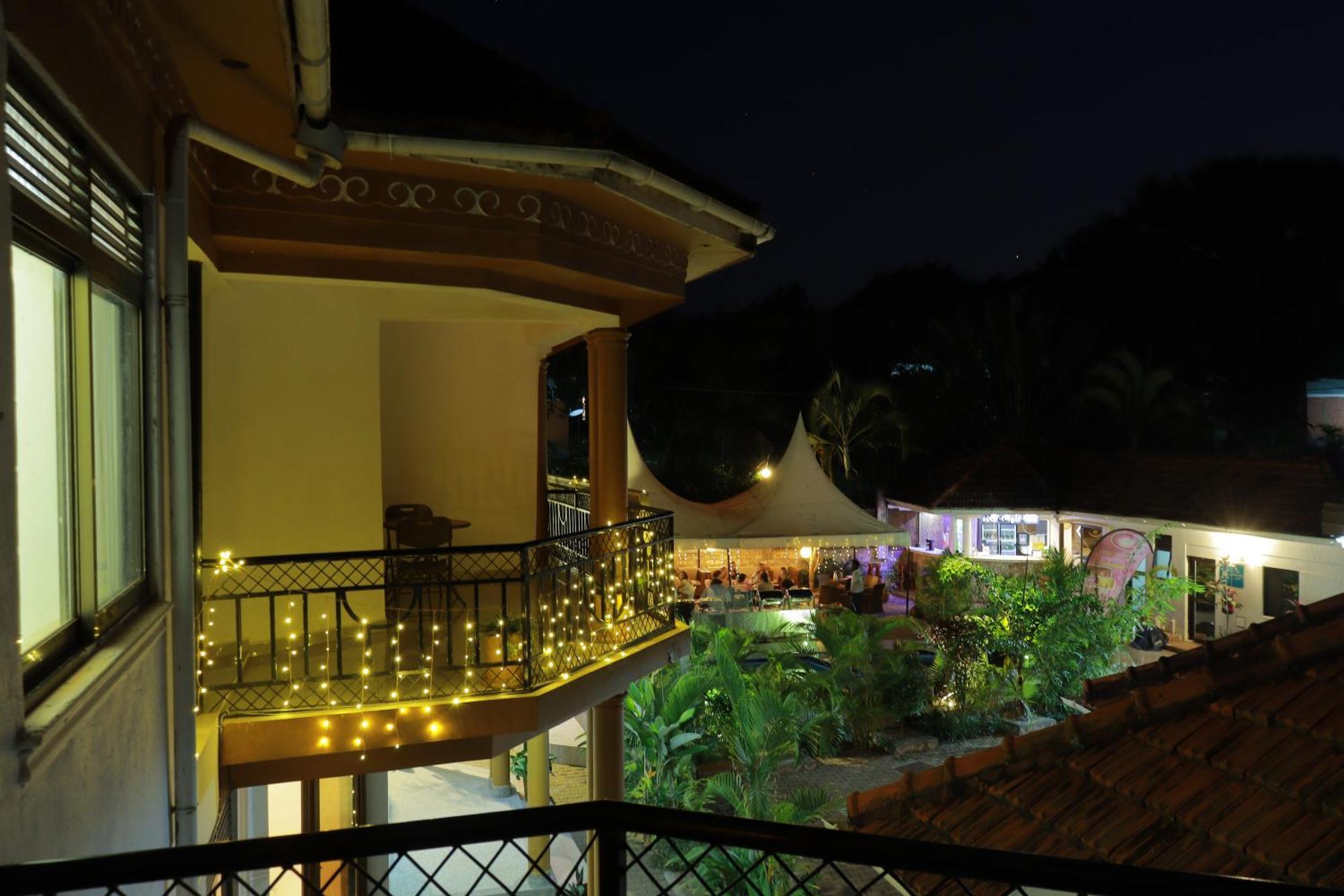 Mowicribs Hotel And Spa Entebbe Bagian luar foto