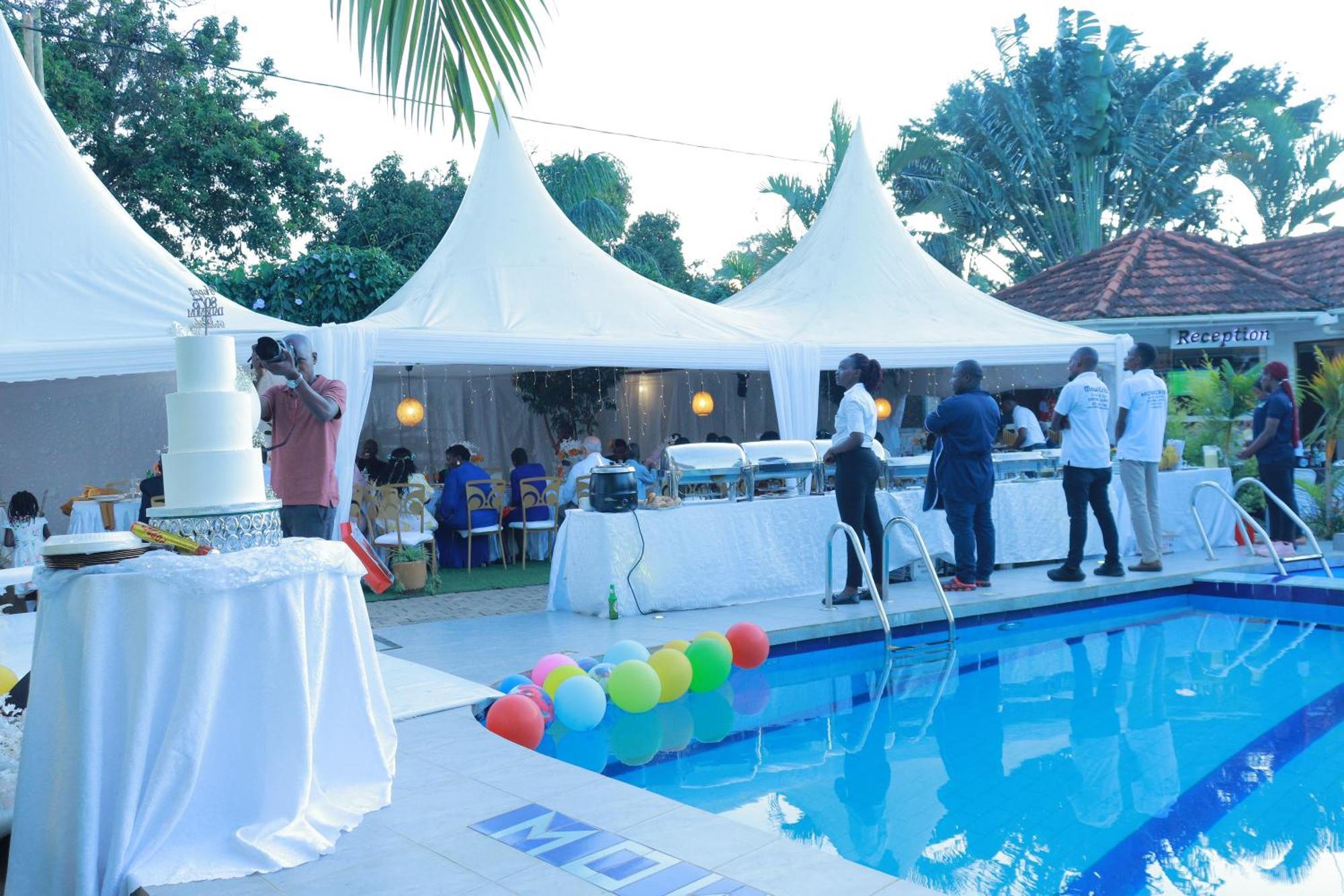 Mowicribs Hotel And Spa Entebbe Bagian luar foto