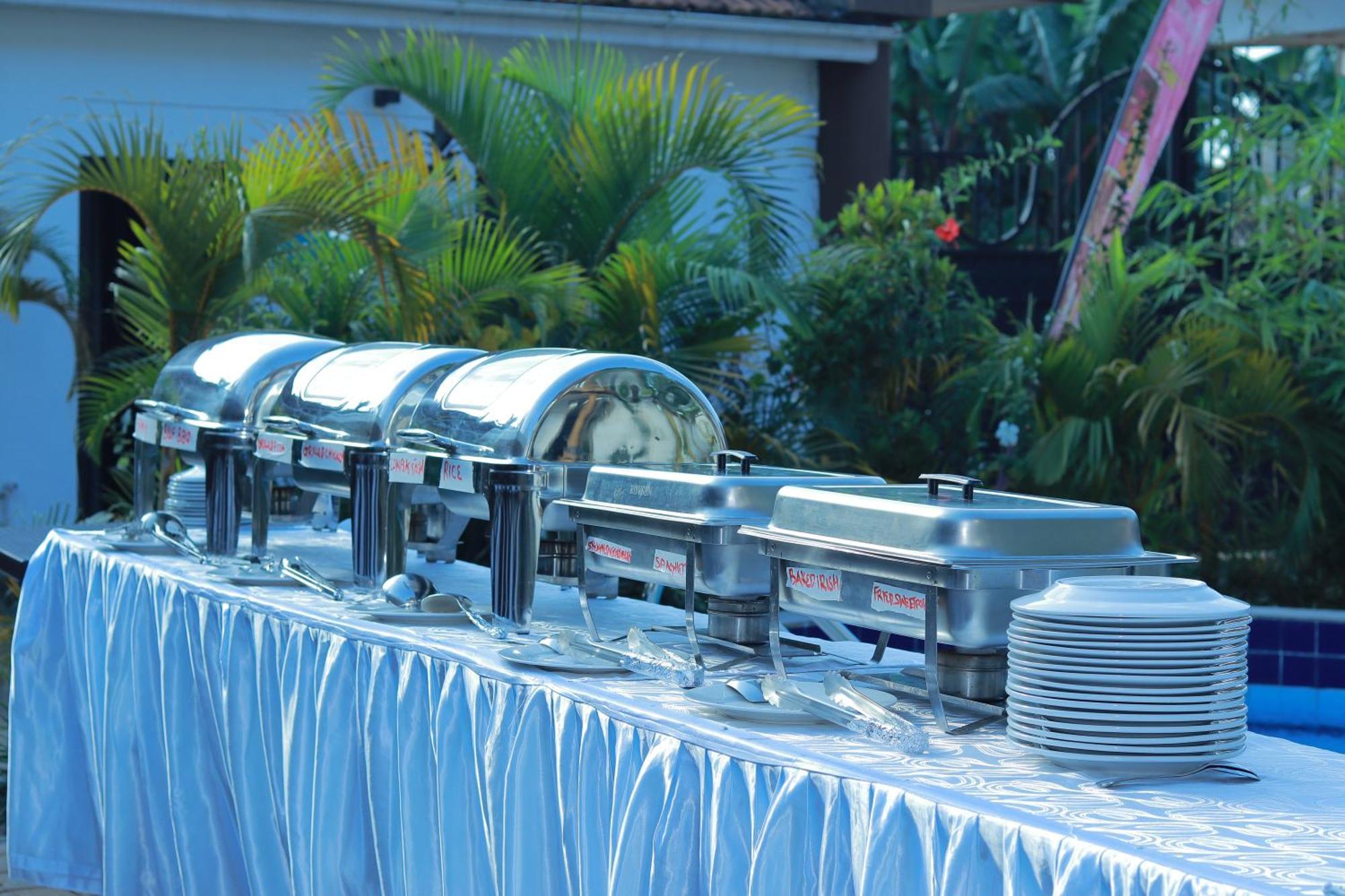 Mowicribs Hotel And Spa Entebbe Bagian luar foto