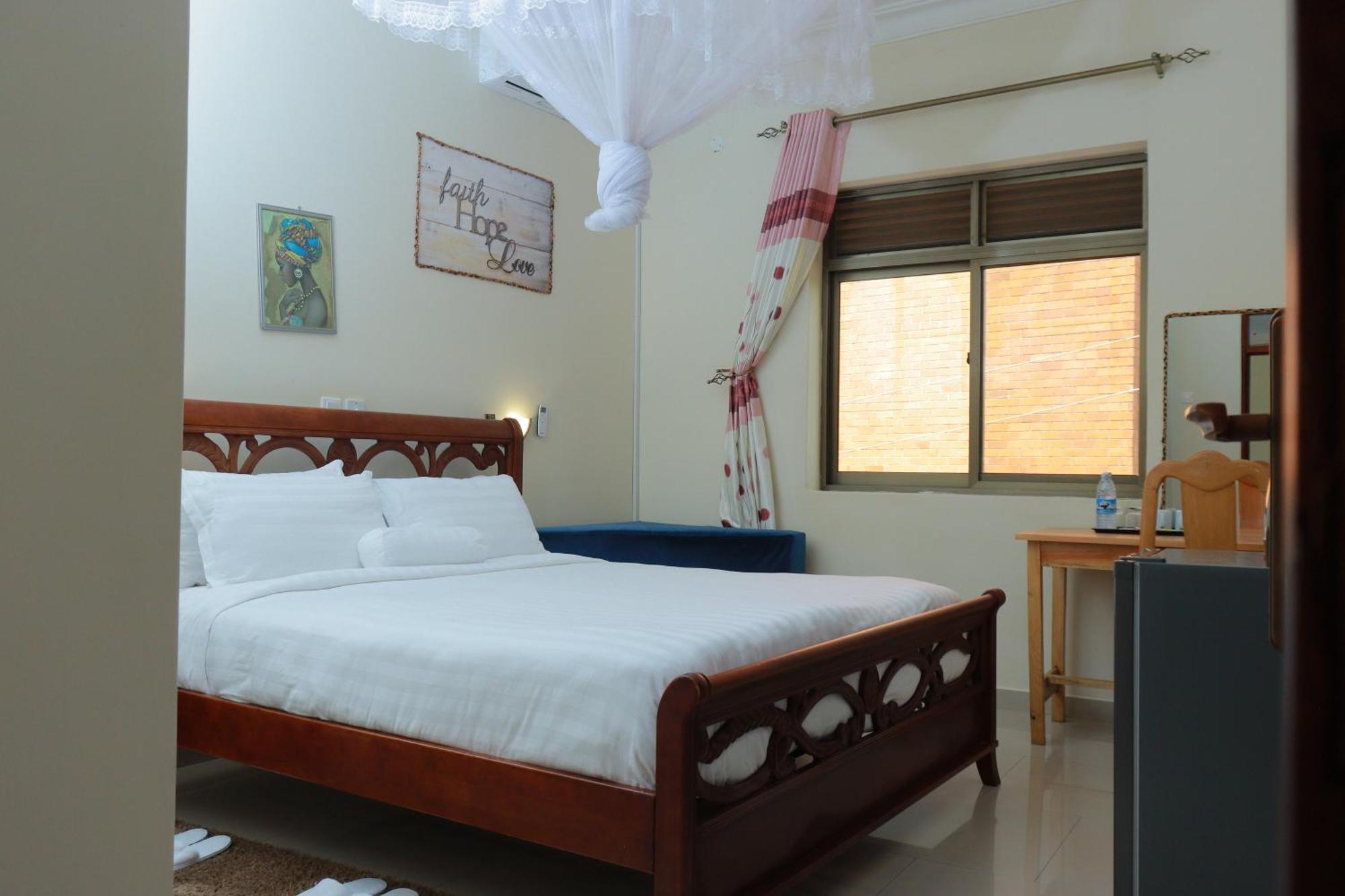 Mowicribs Hotel And Spa Entebbe Bagian luar foto