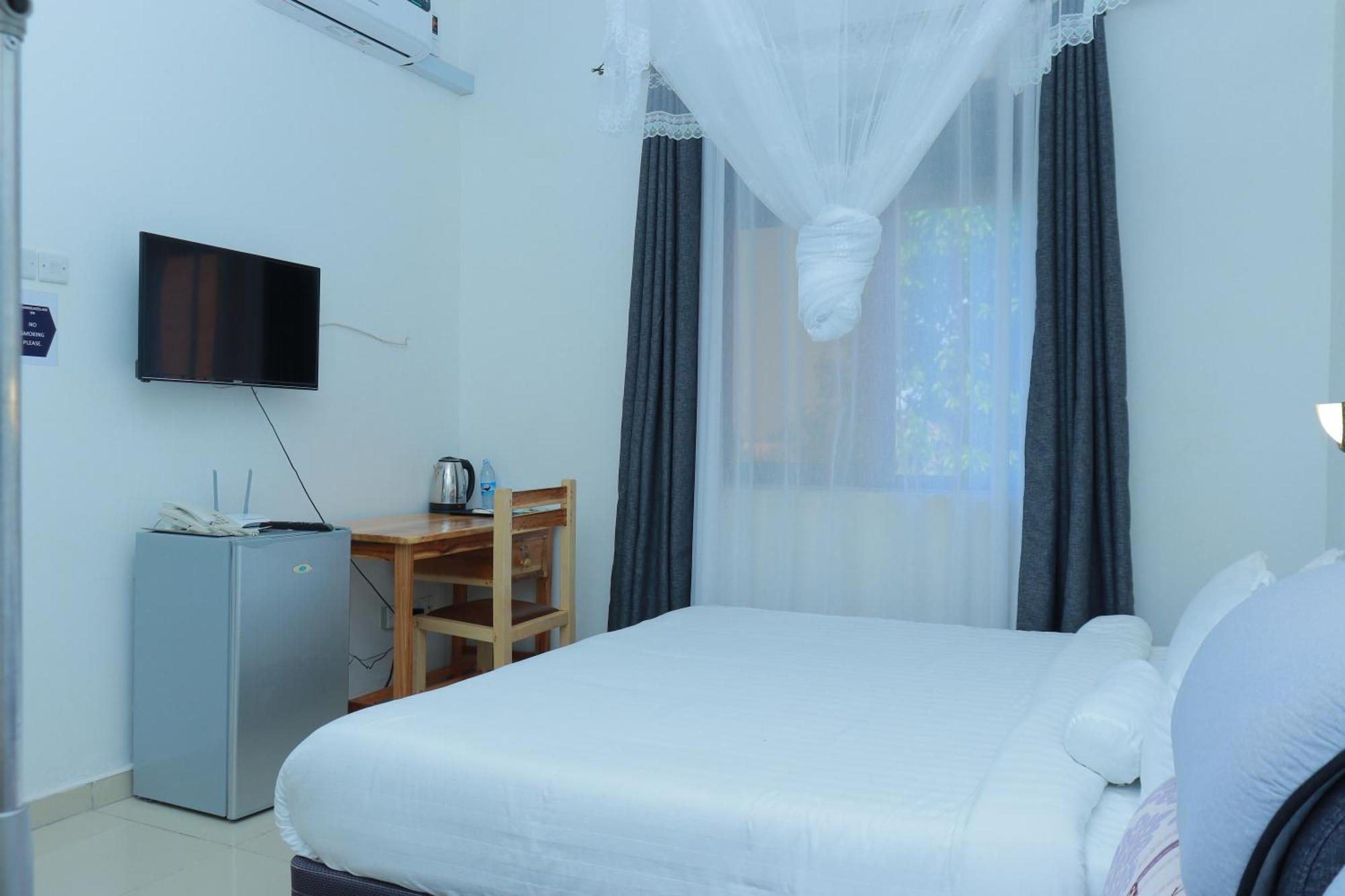 Mowicribs Hotel And Spa Entebbe Bagian luar foto