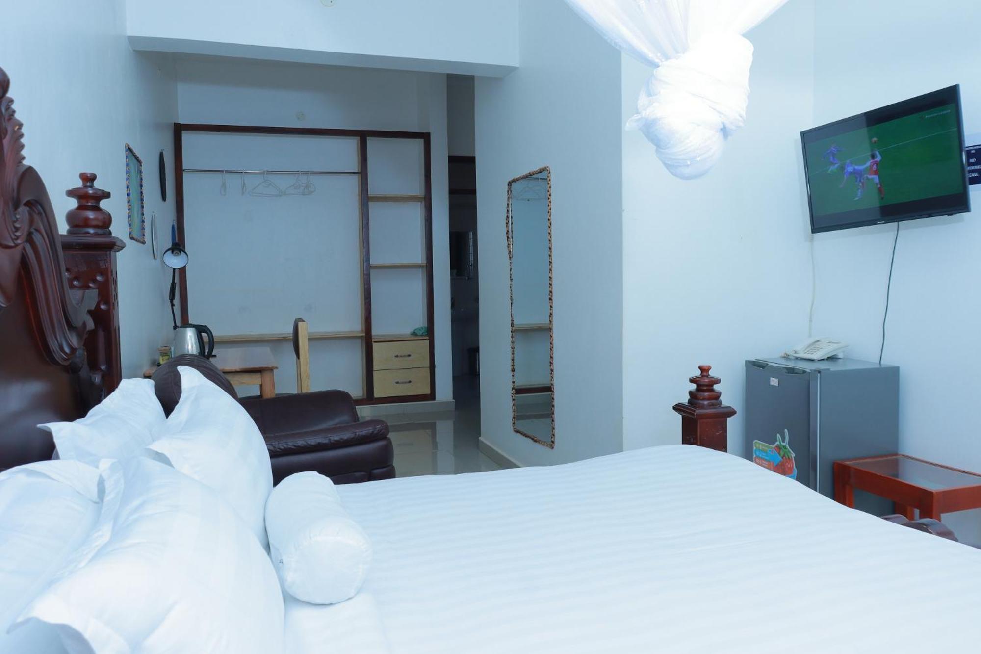 Mowicribs Hotel And Spa Entebbe Bagian luar foto