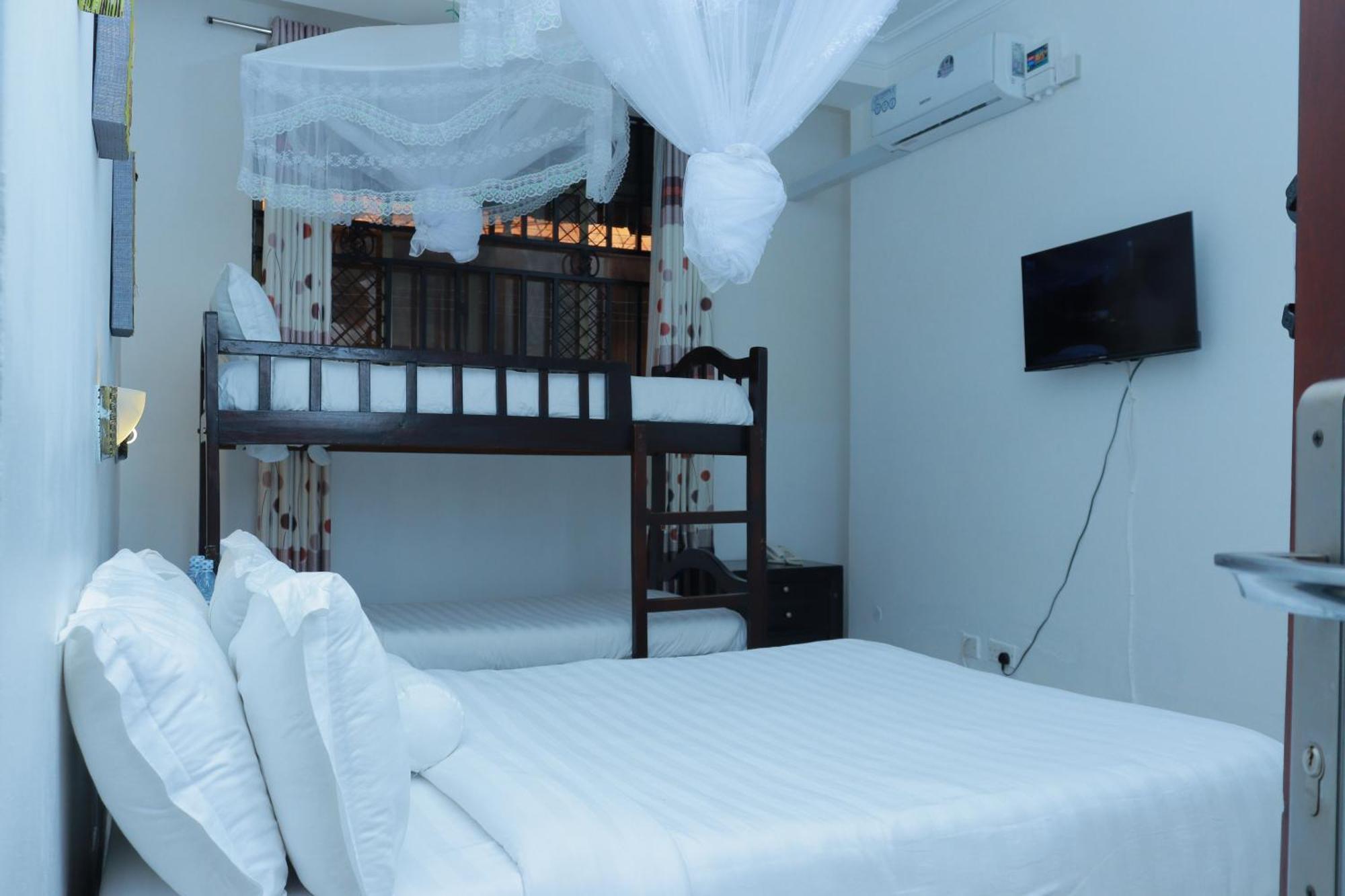 Mowicribs Hotel And Spa Entebbe Bagian luar foto