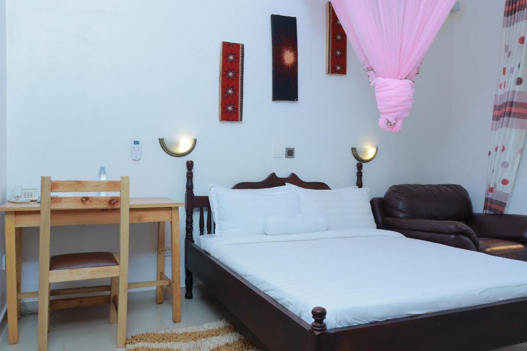 Mowicribs Hotel And Spa Entebbe Bagian luar foto