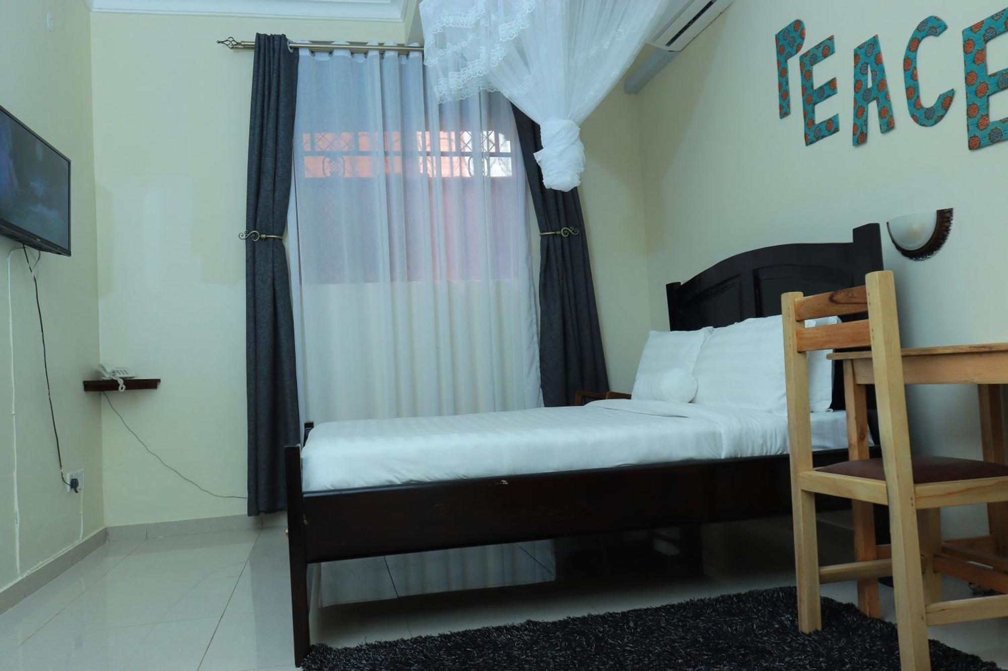 Mowicribs Hotel And Spa Entebbe Bagian luar foto
