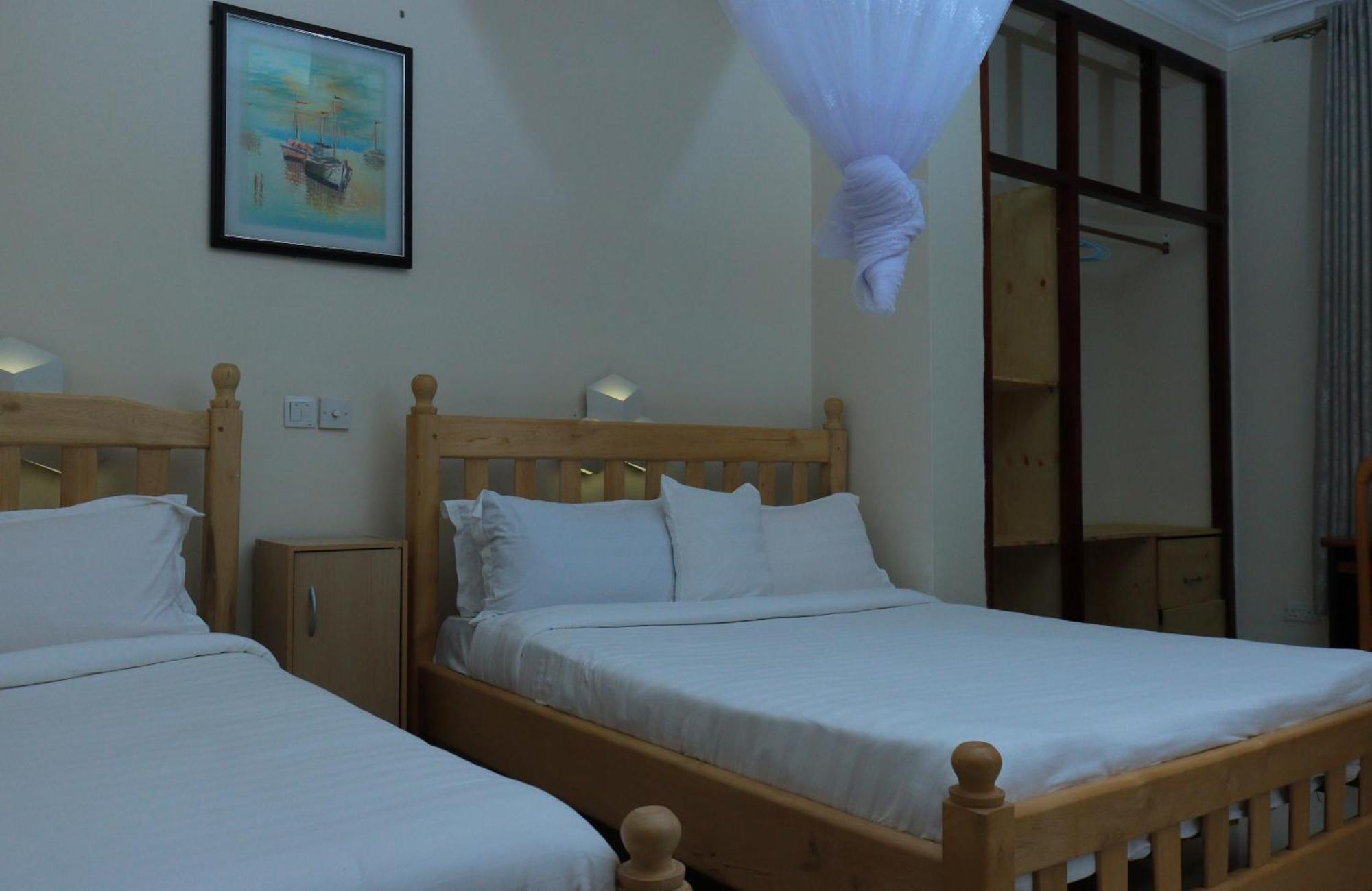 Mowicribs Hotel And Spa Entebbe Bagian luar foto