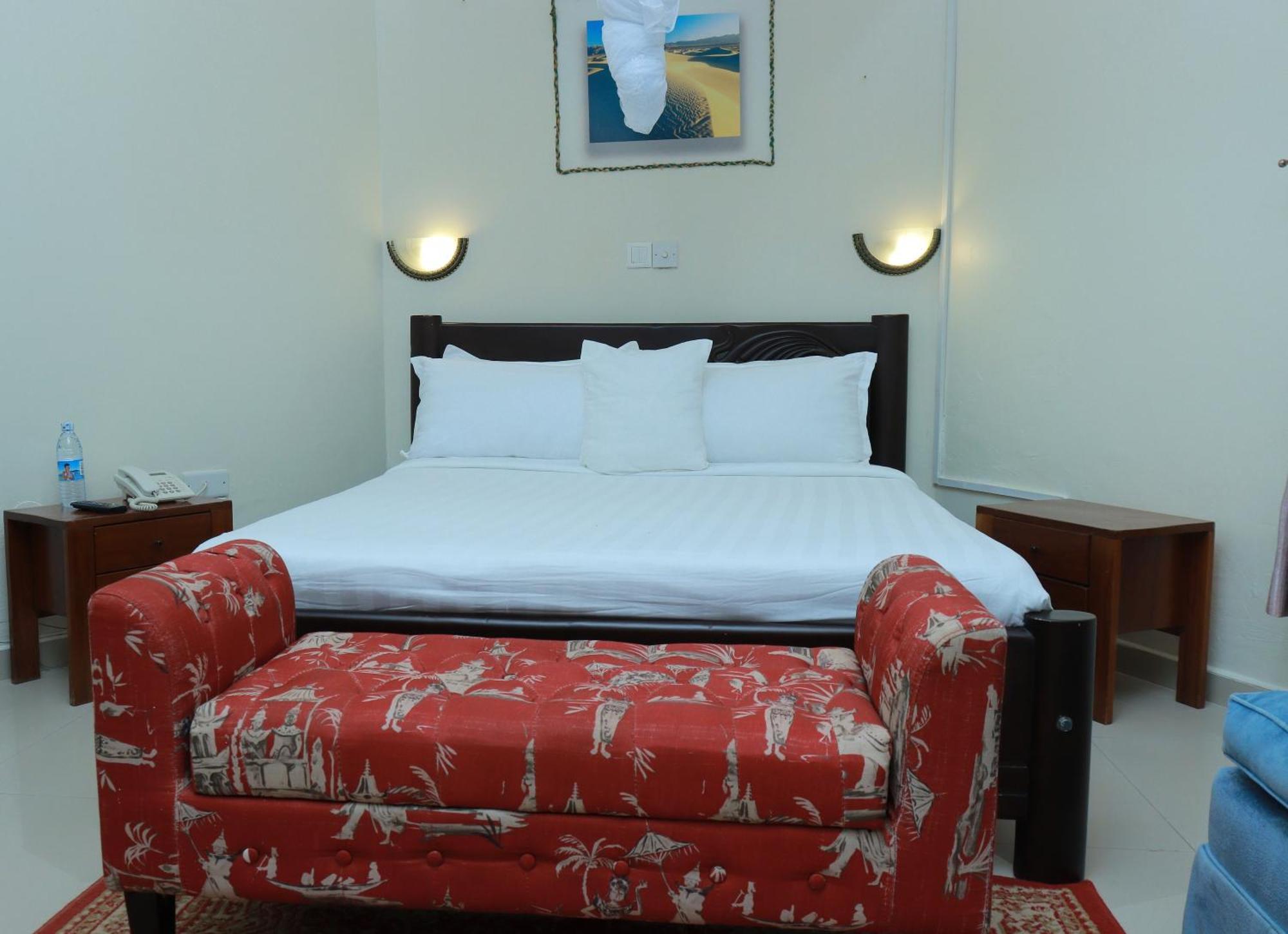 Mowicribs Hotel And Spa Entebbe Bagian luar foto