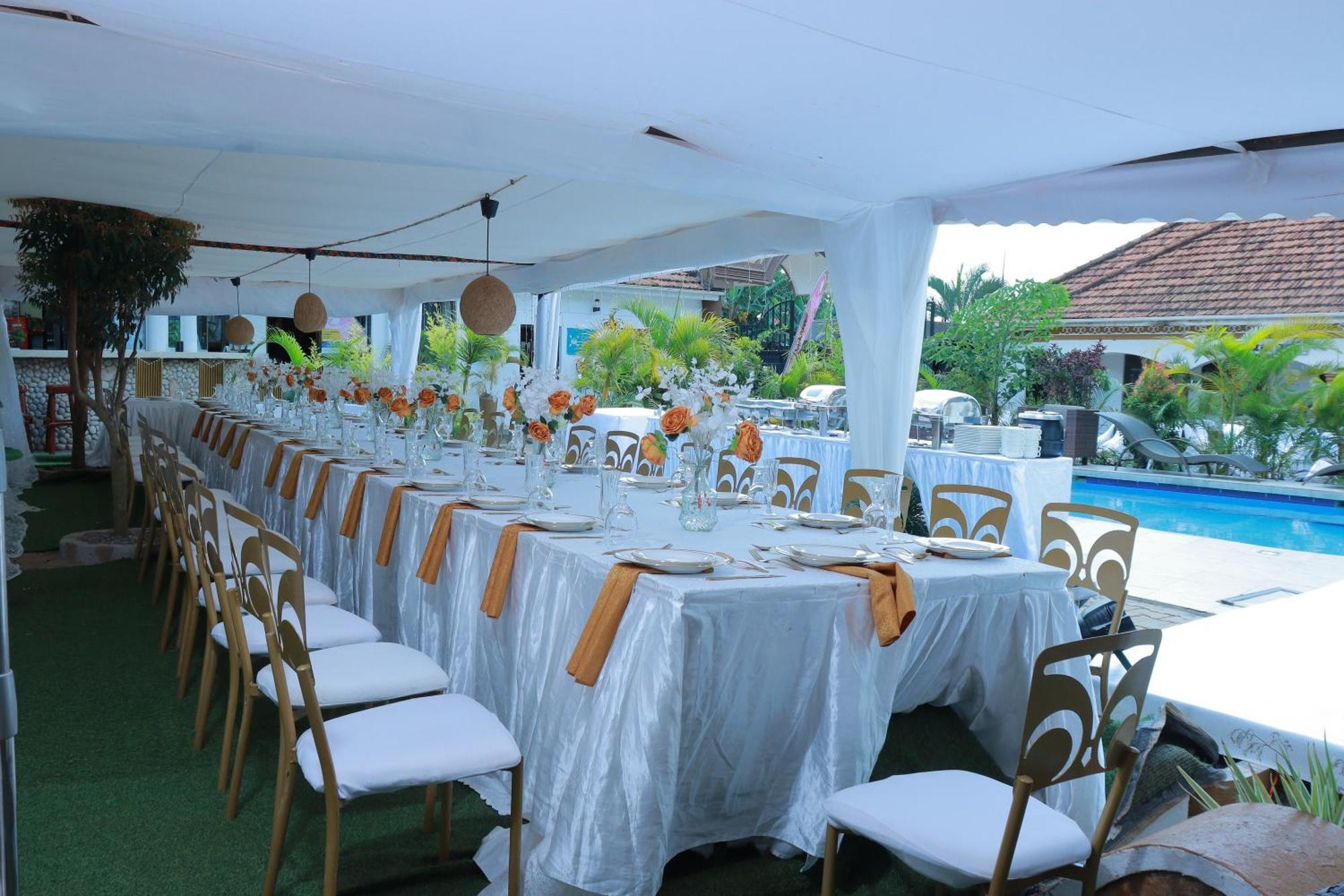 Mowicribs Hotel And Spa Entebbe Bagian luar foto