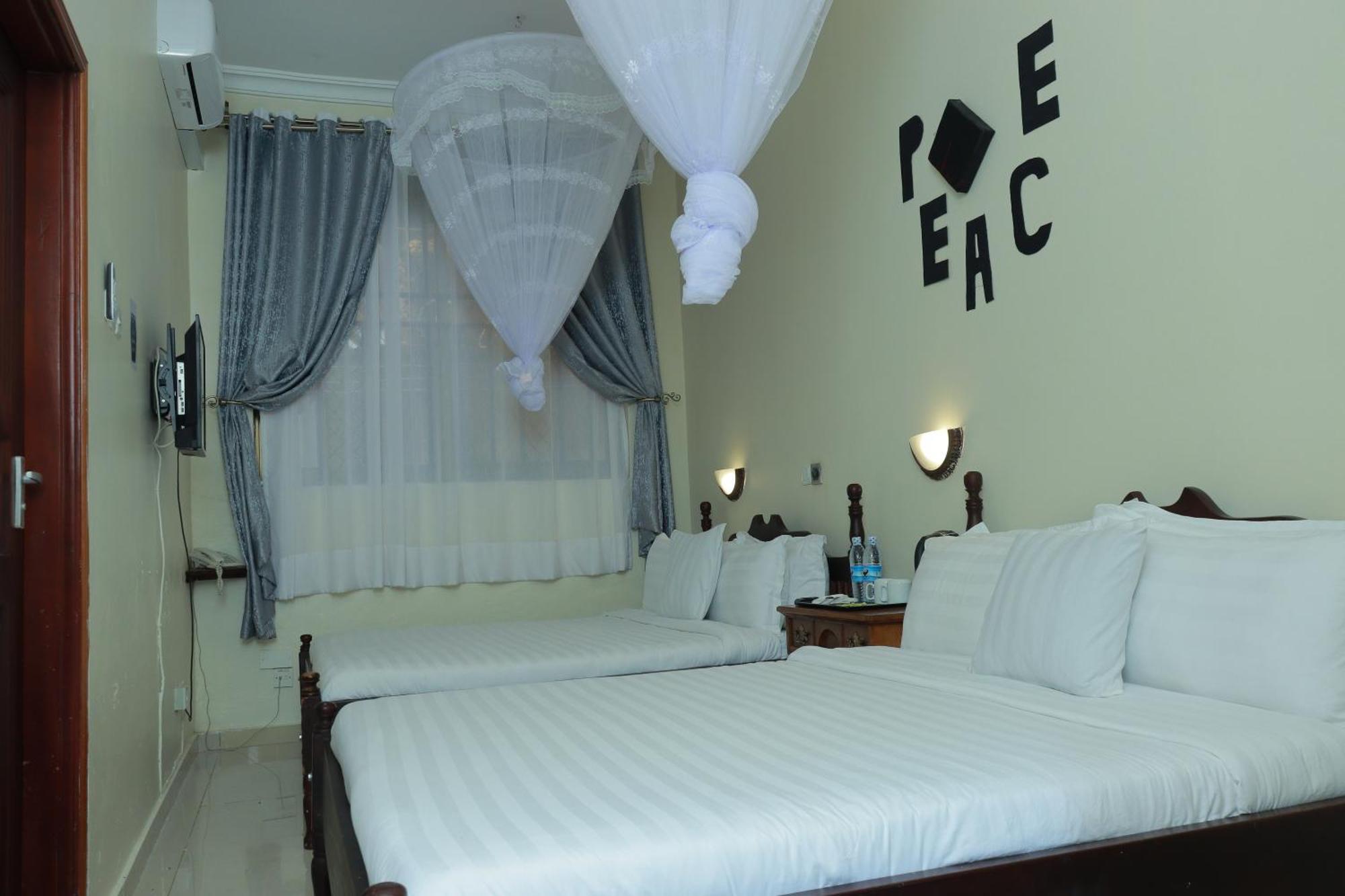 Mowicribs Hotel And Spa Entebbe Bagian luar foto