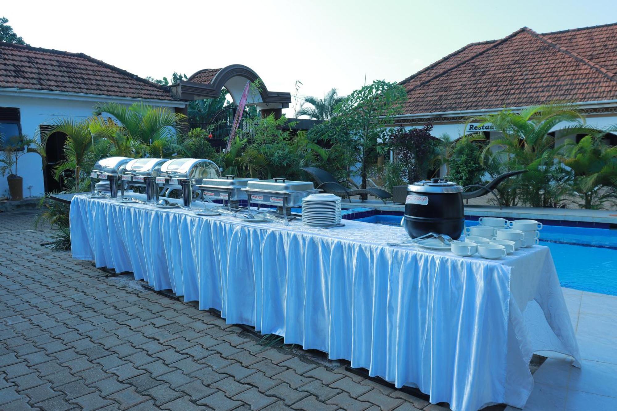 Mowicribs Hotel And Spa Entebbe Bagian luar foto