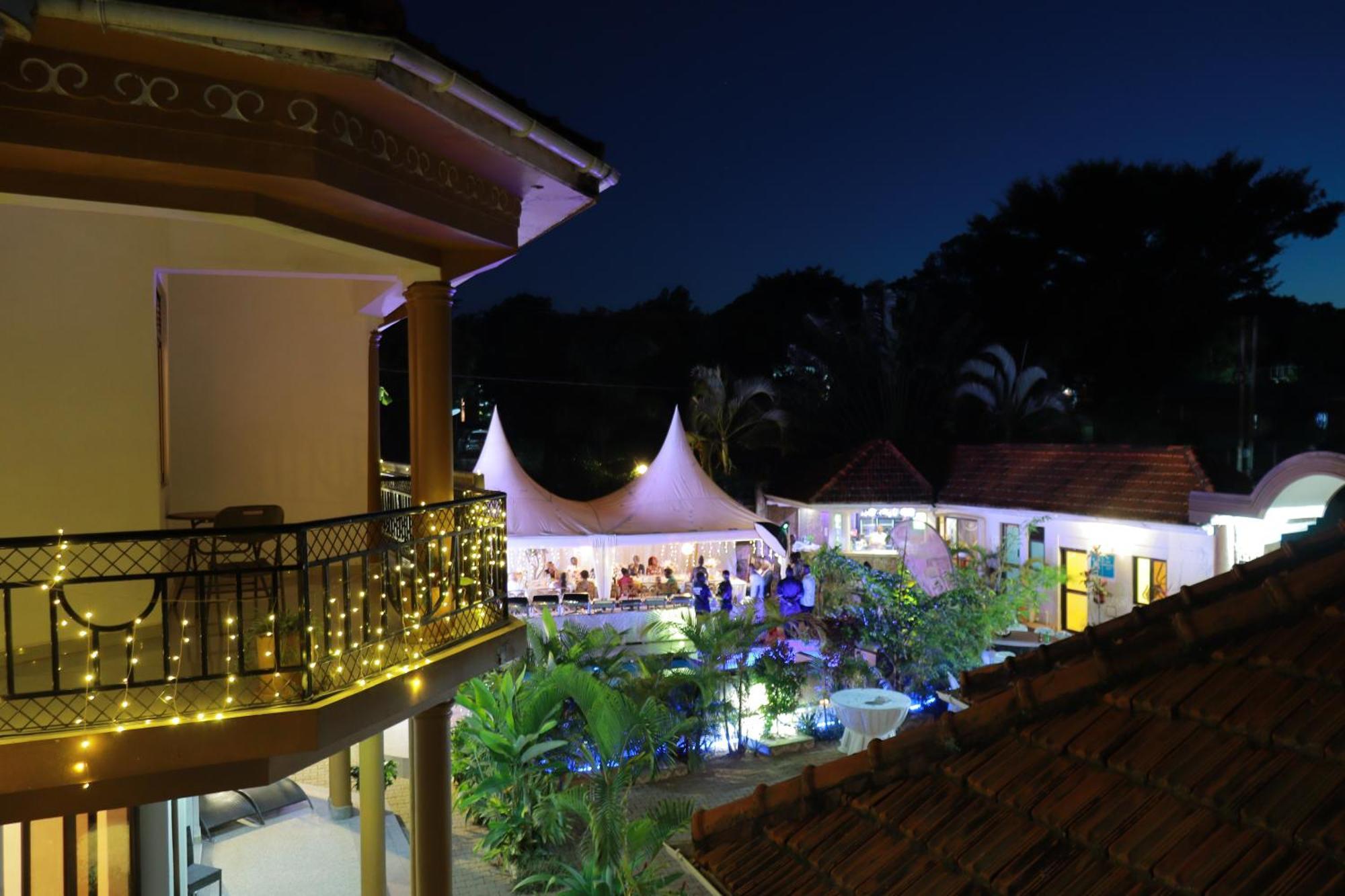 Mowicribs Hotel And Spa Entebbe Bagian luar foto