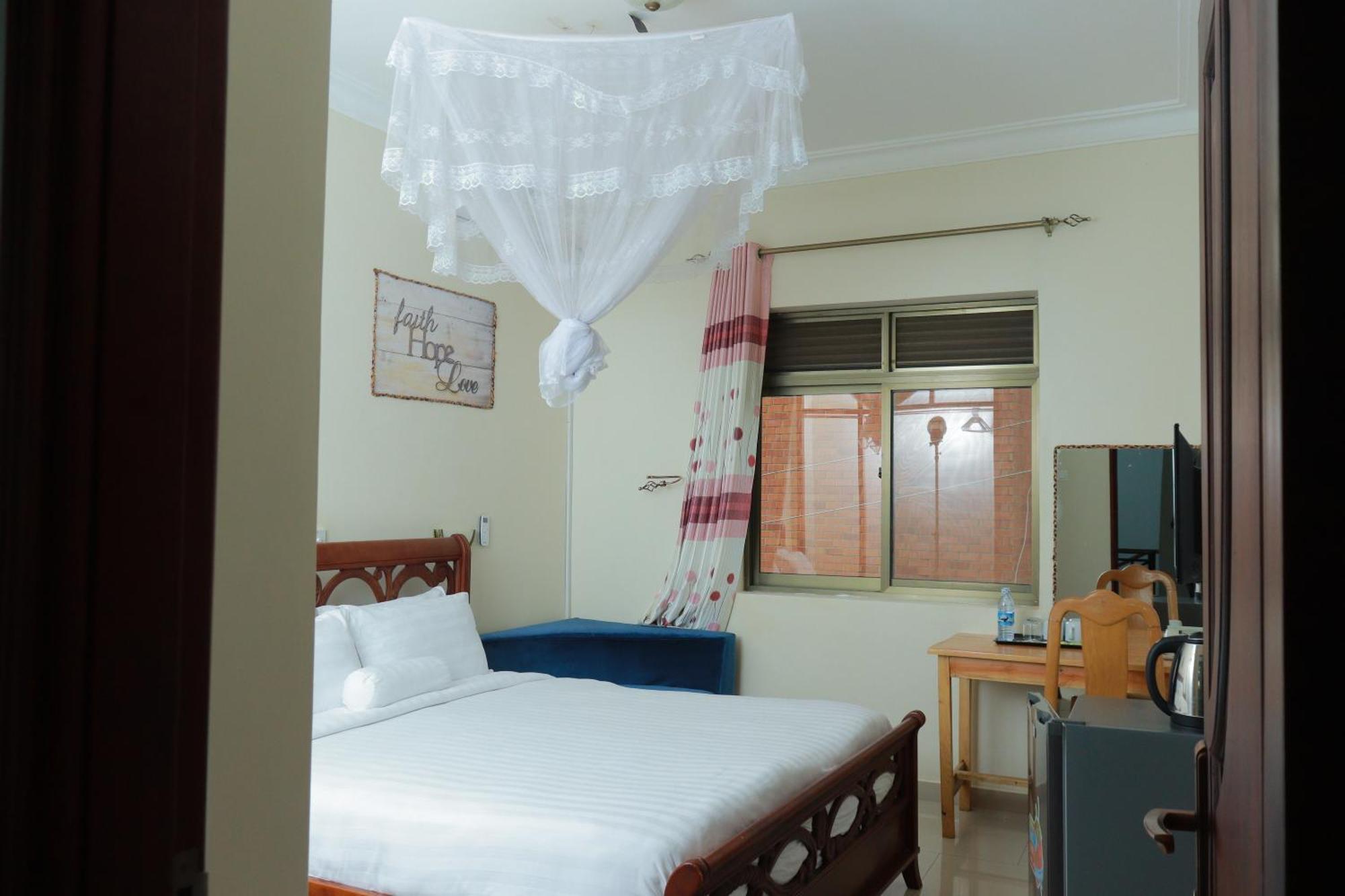 Mowicribs Hotel And Spa Entebbe Bagian luar foto