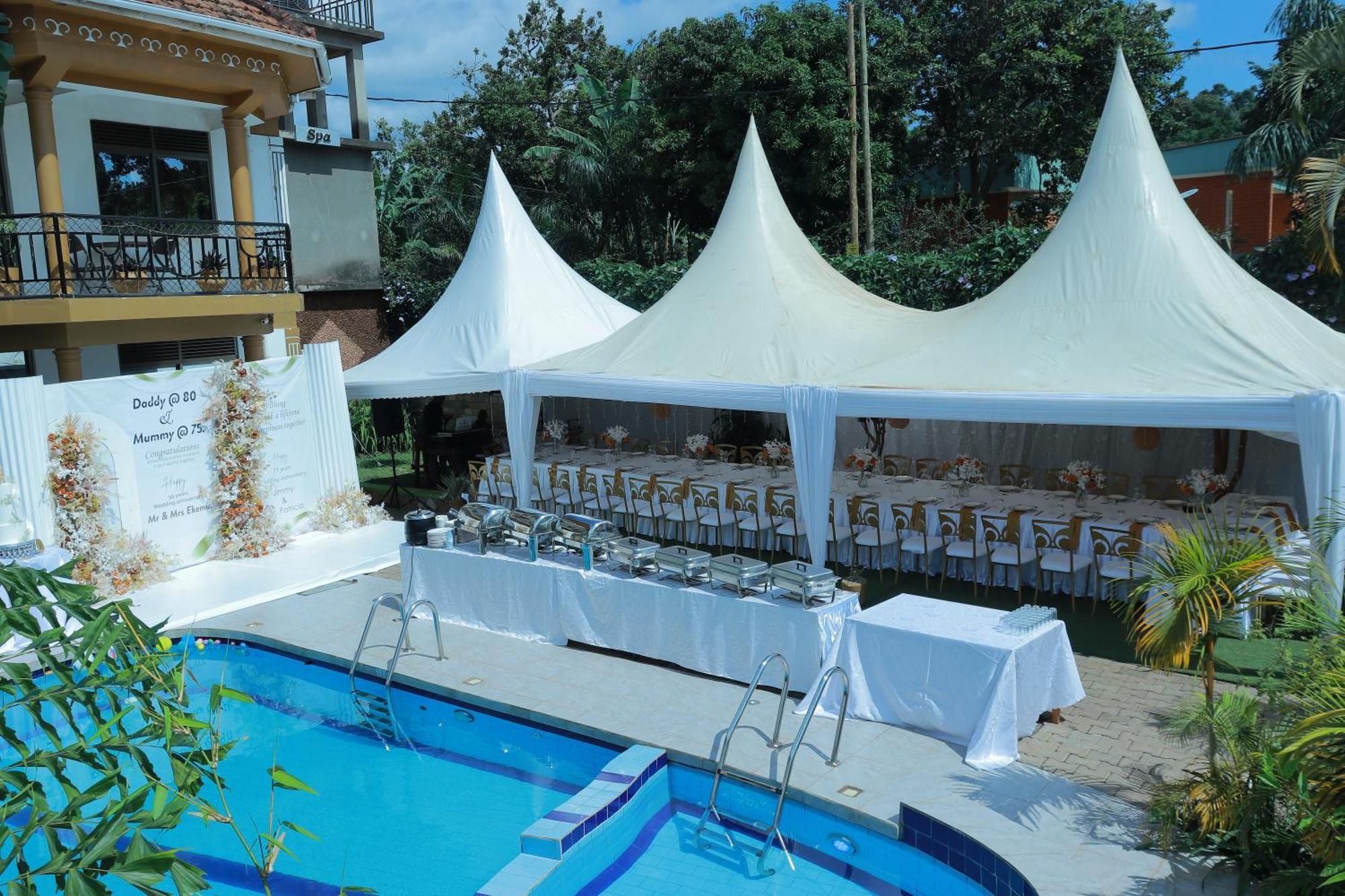 Mowicribs Hotel And Spa Entebbe Bagian luar foto