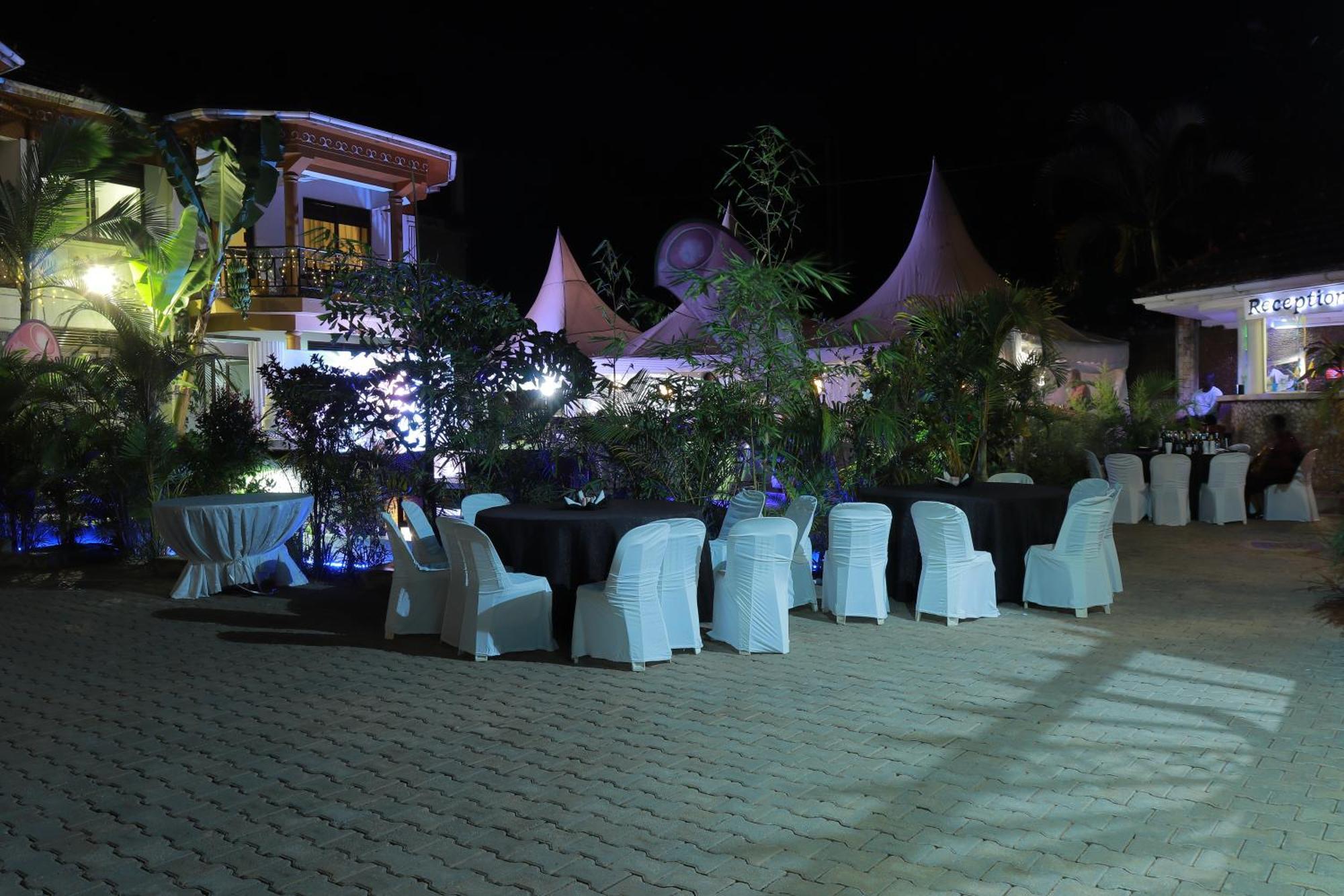 Mowicribs Hotel And Spa Entebbe Bagian luar foto