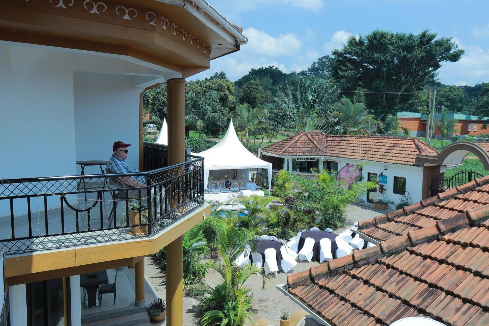 Mowicribs Hotel And Spa Entebbe Bagian luar foto