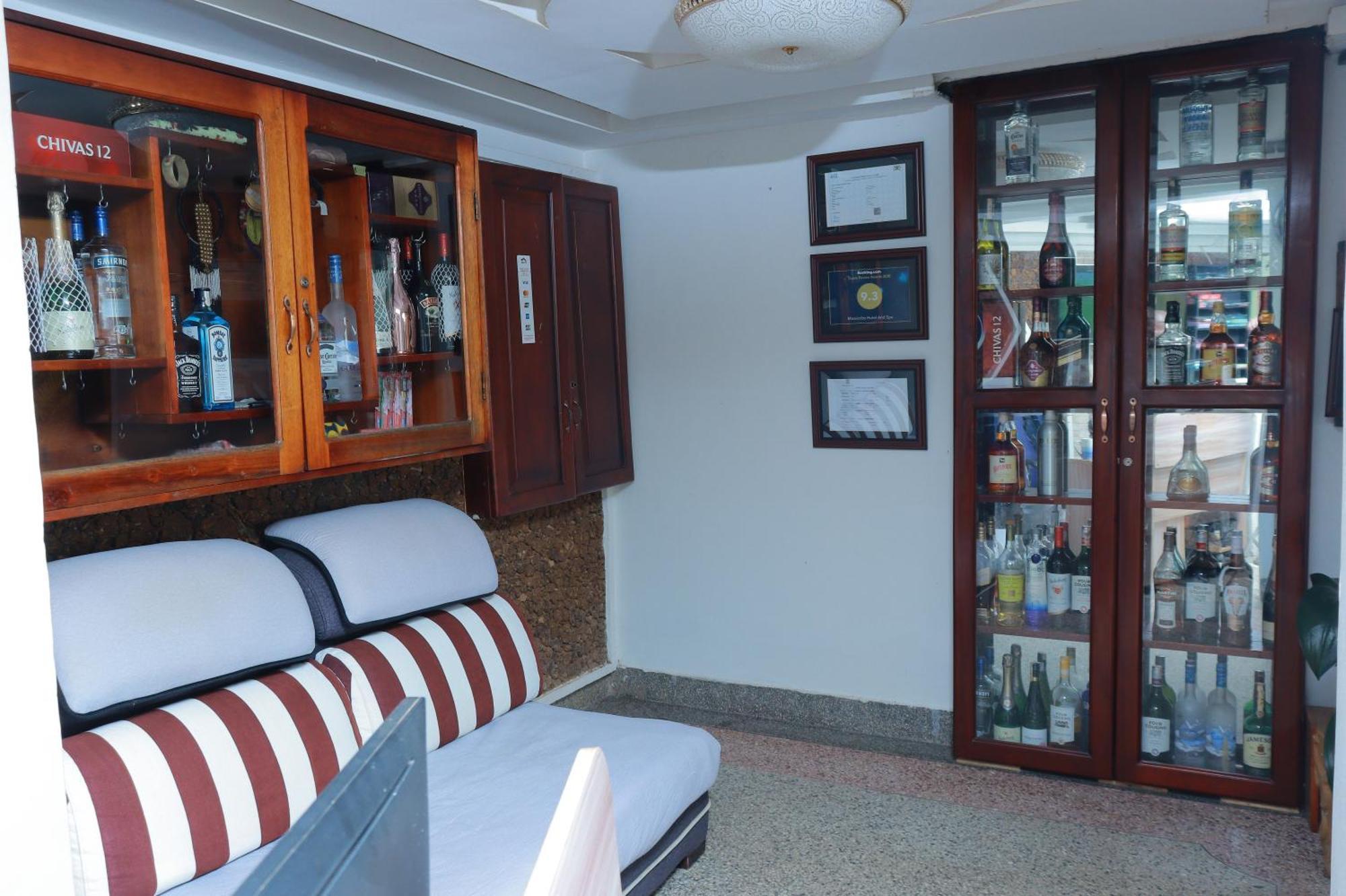 Mowicribs Hotel And Spa Entebbe Bagian luar foto